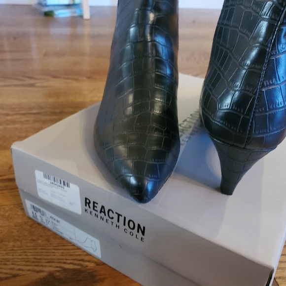 Kennth Cole Reaction 2.25" Heel Bootie Croc Skin style size 8.5 - Picture 4 of 7